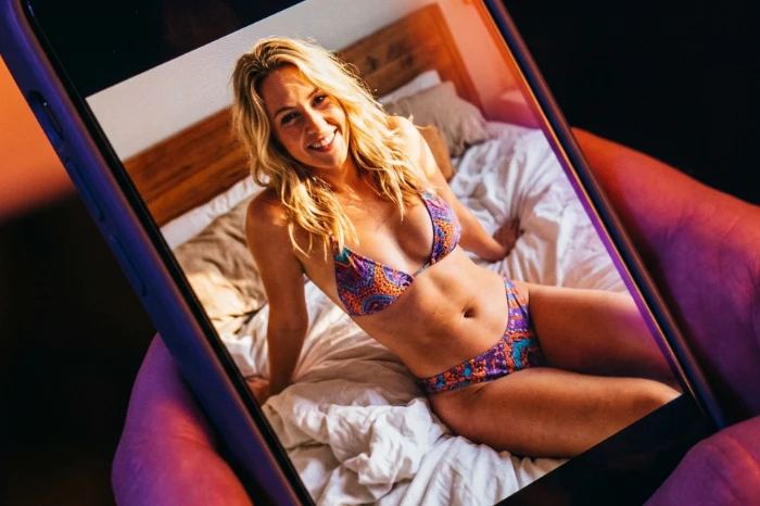 Una mujer sexy en la pantalla de un smartphone